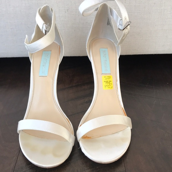 Betsey Johnson satin 4 1/2 inch heal - Picture 2 of 4